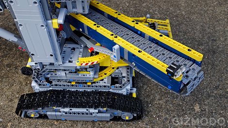 More tank treads, but here they’re used as conveyor belts to move Lego debris along.